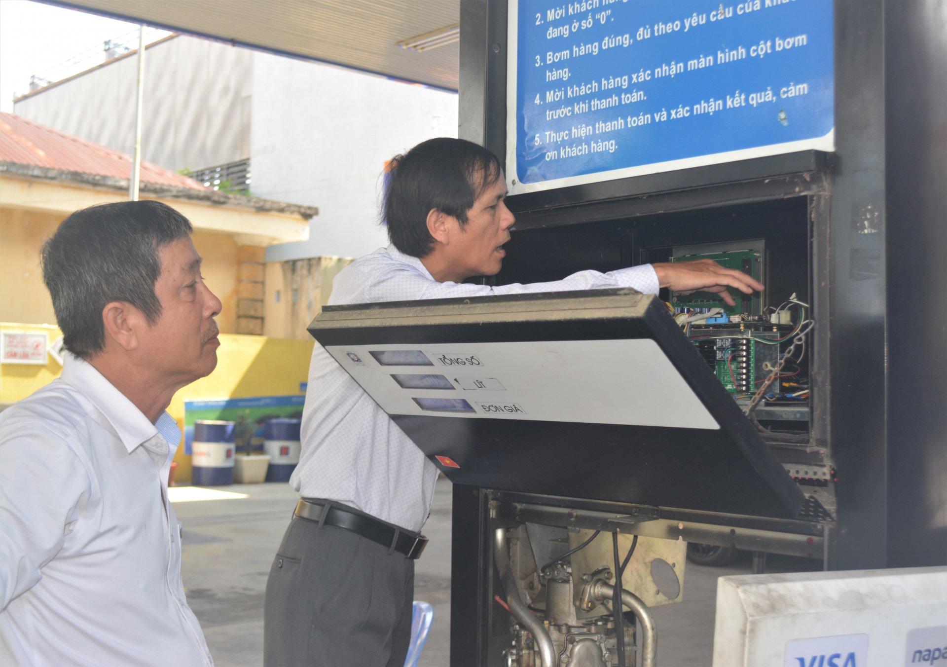 -	Đoàn tiến hành kiểm tra các thiết bị điện tử tại cửa hàng xăng dầu 104 trên đường Lê Thành Phương (TP Tuy Hòa). Ảnh: VĂN TÀI