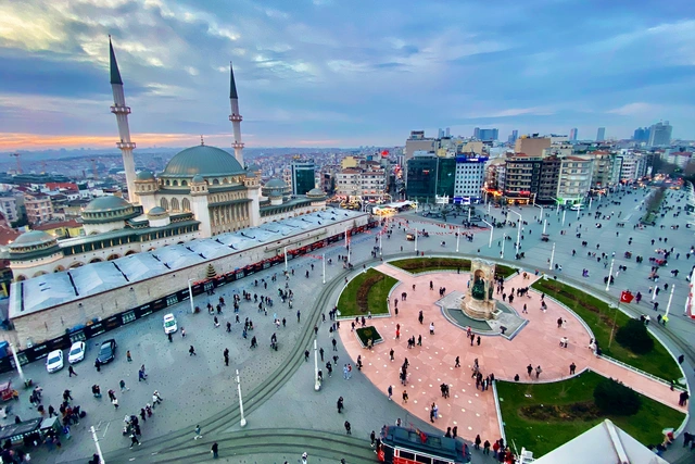 Taksim Square - បេះដូងនៃសម័យទំនើប Life.webp