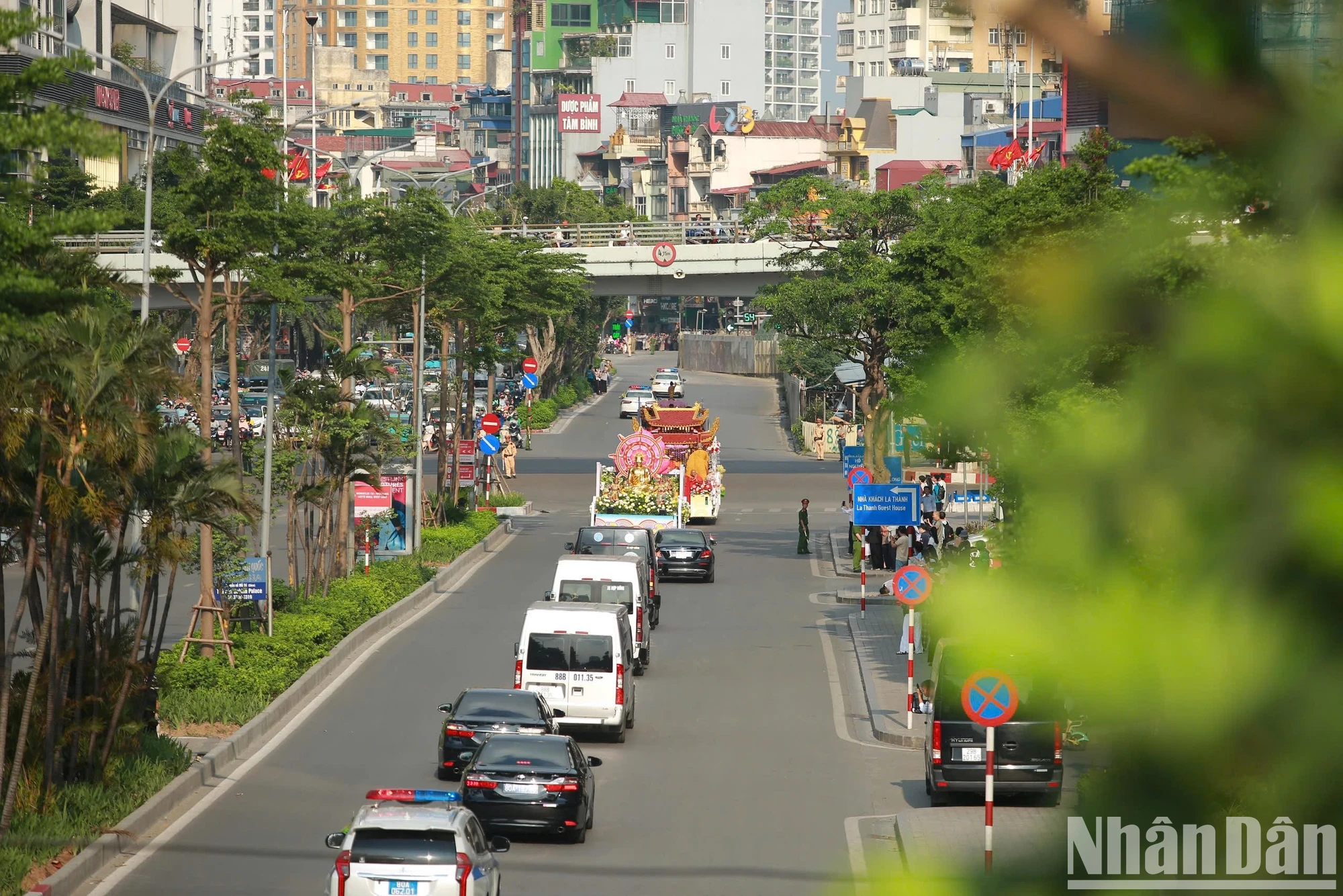 [Ảnh] Đông đảo người dân Hà Nội đón xá lợi Phật về chùa Quán Sứ ảnh 3