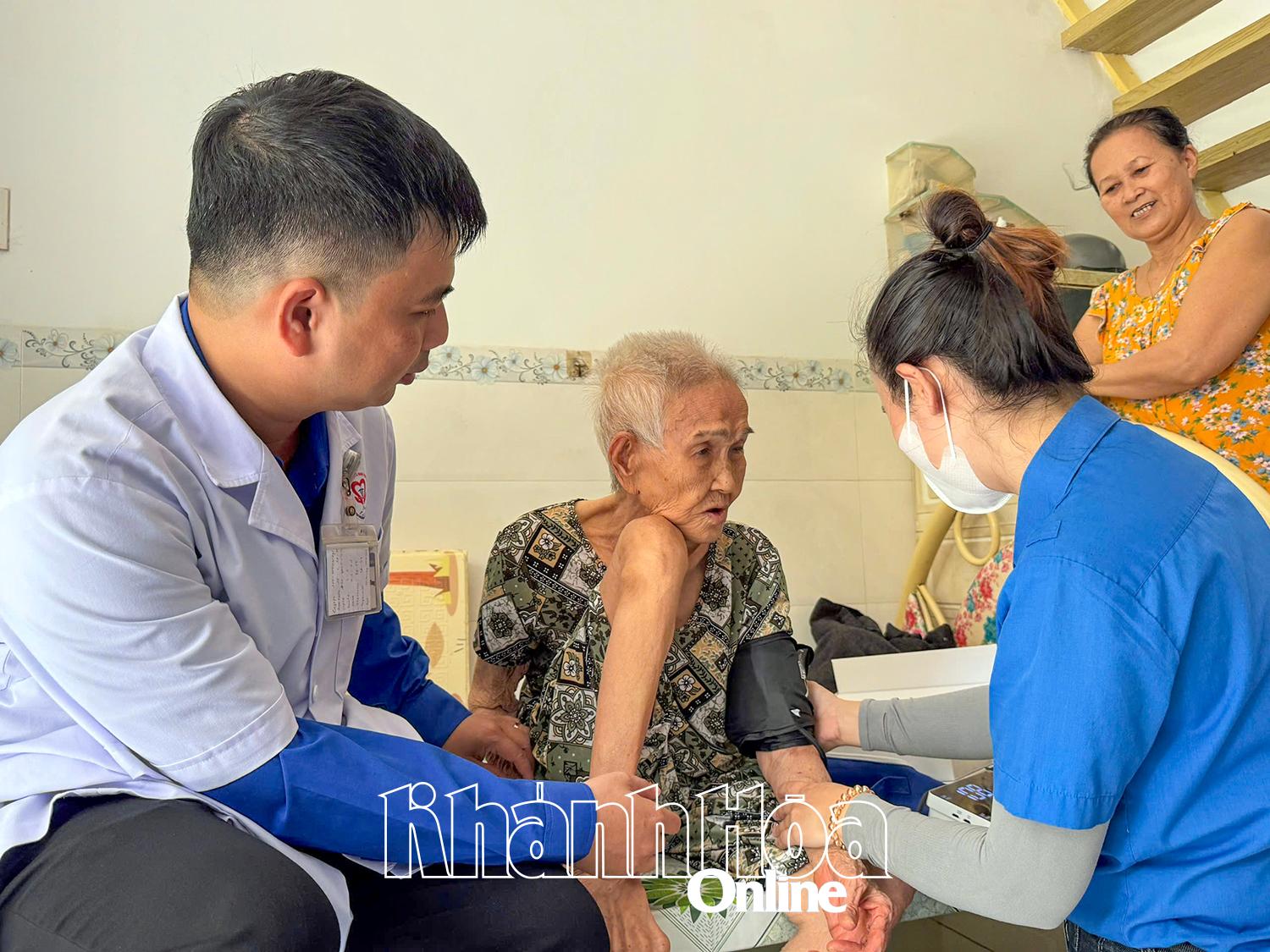 Các y, bác sĩ Bệnh viện Đa khoa khu vực Ninh Hòa khám sức khỏe cho bà Nguyễn Thị Dẫy tại nhà.