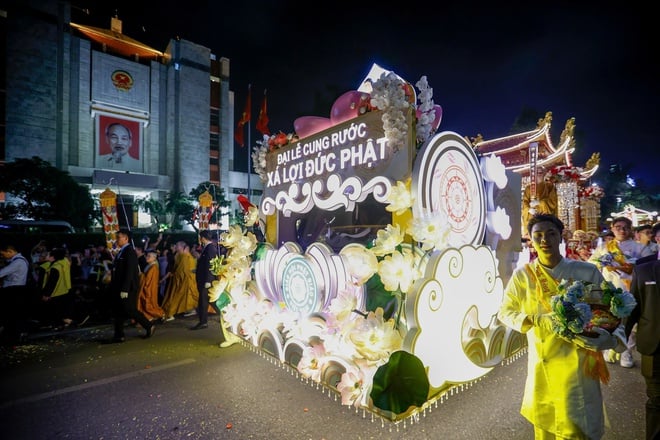 Hàng nghìn người cung rước xá lợi Phật quanh hồ Gươm- Ảnh 8.