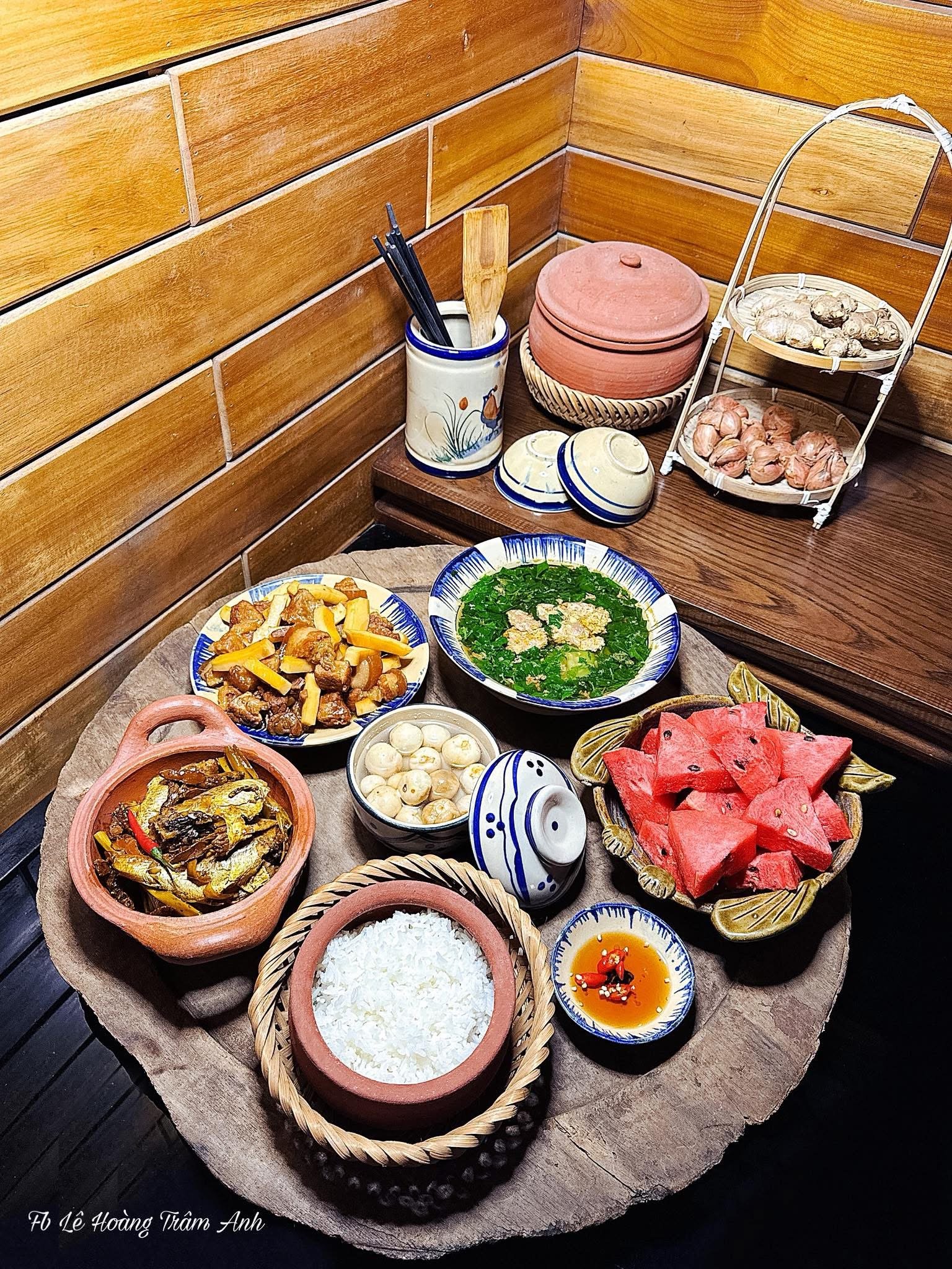 Bữa cơm nhà với thịt kho, canh rau và món mặn, đậm chất cơm Việt.