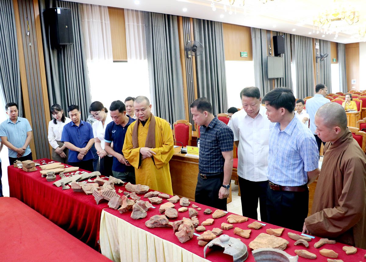 Các chuyên gia Viện Khảo cổ học giới thiệu các hiện vật.