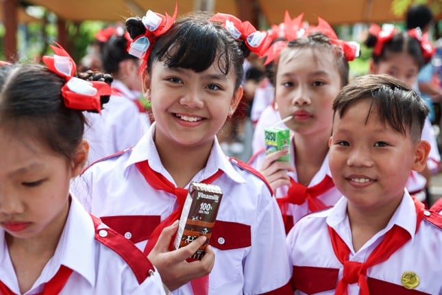 Vinamilk và quỹ sữa vươn cao Việt Nam năm thứ 18 mang nửa triệu hộp sữa đến với trẻ em khó khăn ảnh 4