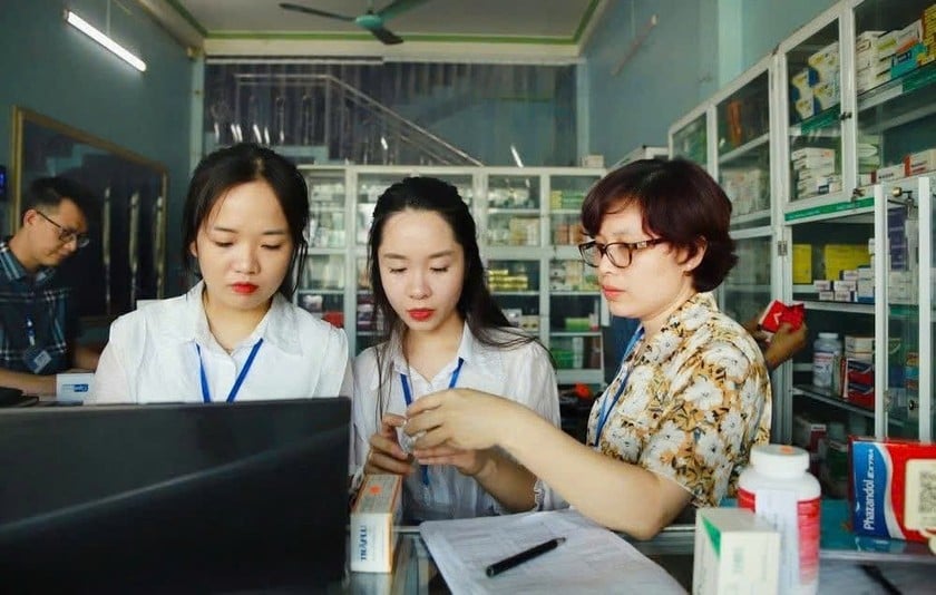 Các đoàn công tác tập trung kiểm tra các cơ sở kinh doanh thuốc và thực phẩm chức năng.