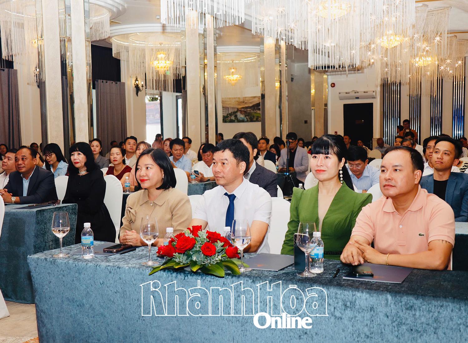 Delegates attend the press conference.