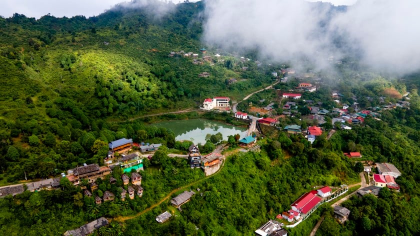 Suối Giàng (Văn Chấn, Yên Bái) sở hữu bản sắc văn hóa của người Mông gắn chặt với cây trà Shan tuyết nổi tiếng. Ảnh: Nguyên Đức