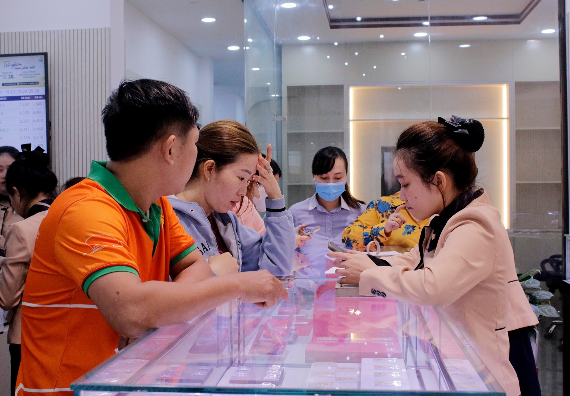 Giá vàng hôm nay 13/5/2025: Giá vàng giảm mạnh kỷ lục