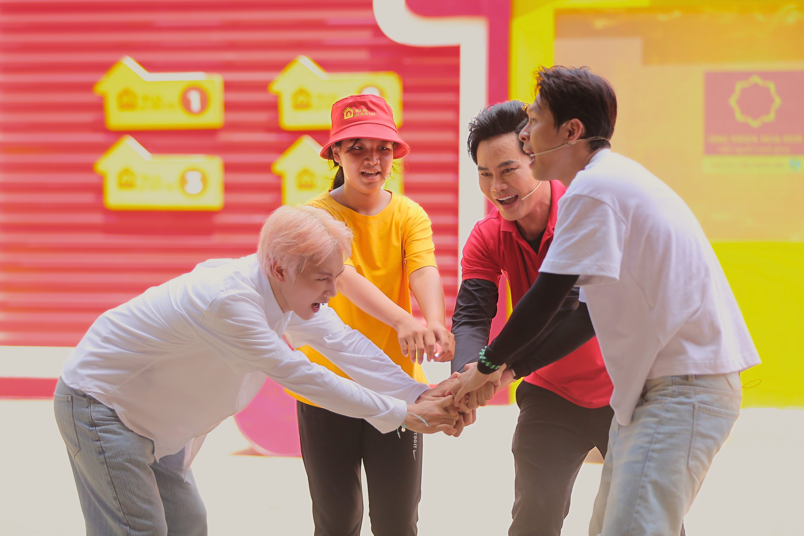 Các nghệ sĩ khách mời sẽ cùng nhân vật vượt qua những thử thách của chương trình, để mang về những phần thưởng từ nhà tài trợ.