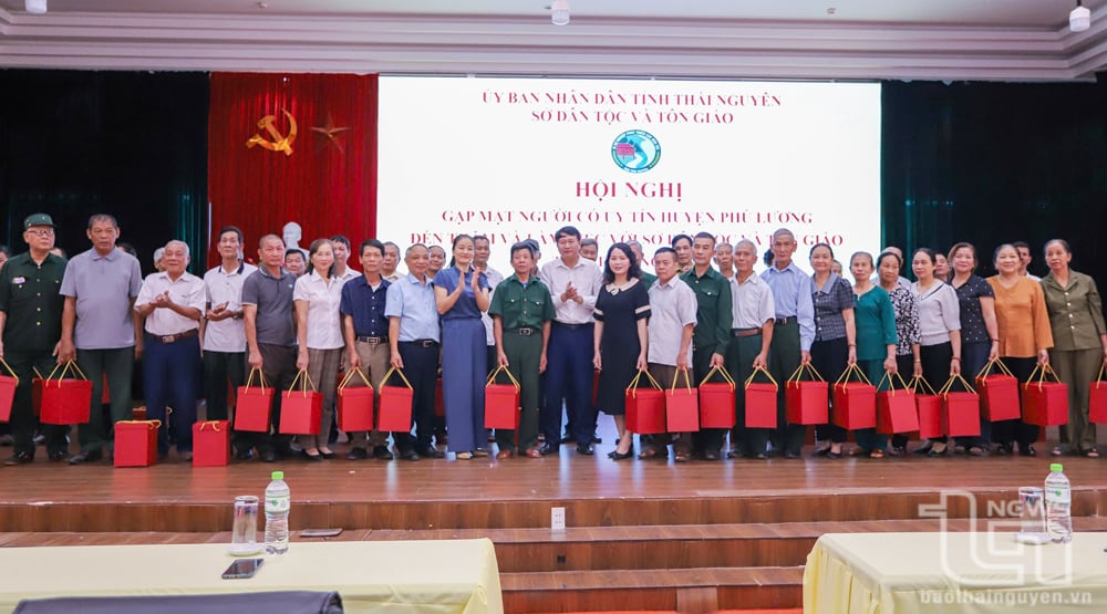 Đại diện Sở Dân tộc và Tôn giáo tặng quà động viên đội ngũ người có uy tín tại huyện Phú Lương.