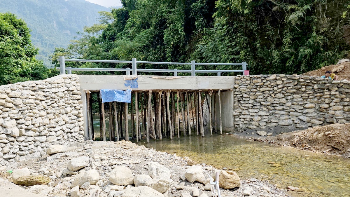 Hỗ trợ xã Linh Hồ (Vị Xuyên) làm cầu dân sinh.