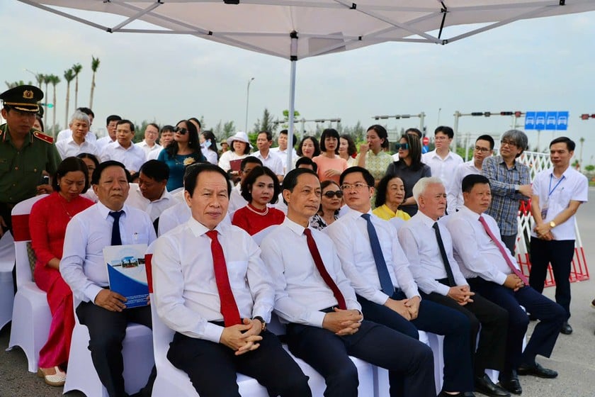 Các đại biểu tham dự lễ gắn biển công trình.