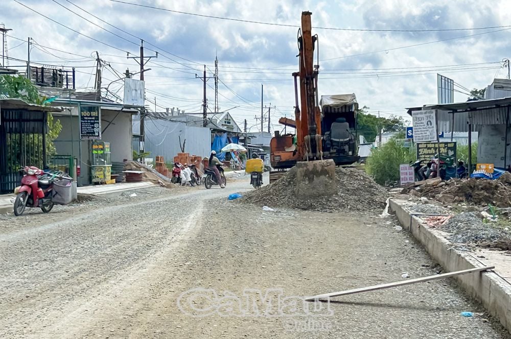 Dự án đường U Minh - Khánh Hội (huyện U Minh) đang tiếp tục được đẩy nhanh tiến độ. (Ảnh chụp đoạn đi qua địa bàn xã Khánh Hội ngày 28/4/2025).