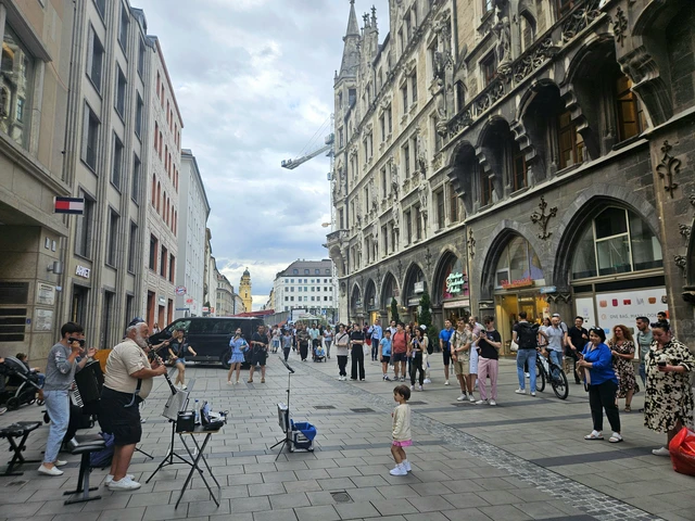 modern-monumental-view-in-central-munich.webp