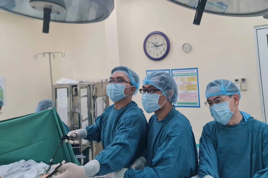 HCMC: A healthy 27-year-old man suddenly had drooping eyelids, facing death - 1