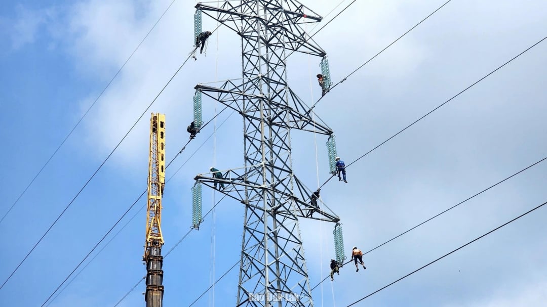 Các kỹ sư điện tiến hành tháo dỡ các thiết bị, khung thép của trụ điện T20. u