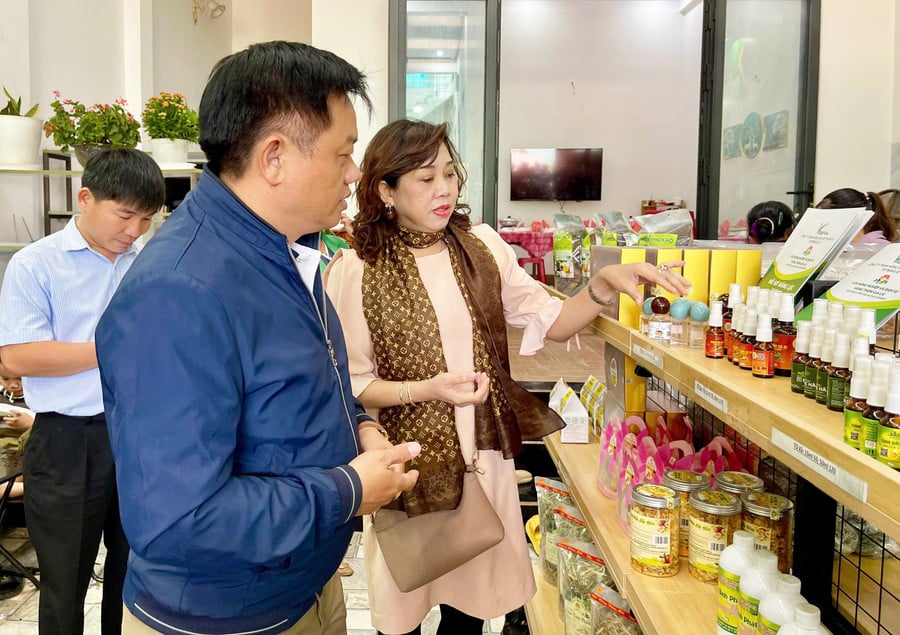 san-pham-ocop-huyen-mang-yang-ban-tai-cua-hang-gioi-thieu-san-pham-tai-thi-tran-kon-dong-anh-vt.jpg