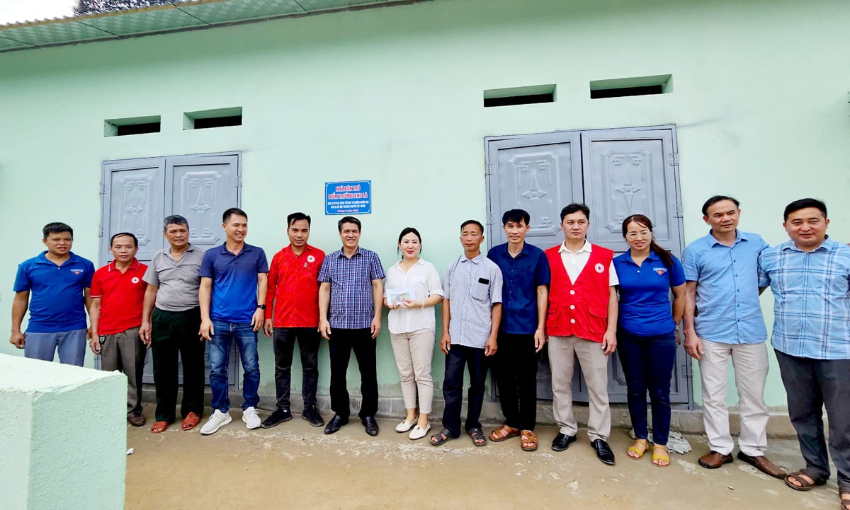 Nguyễn Tất Thắng cùng lãnh đạo huyện Bắc Mê khánh thành điểm trường tại xã Minh Sơn (Bắc Mê).