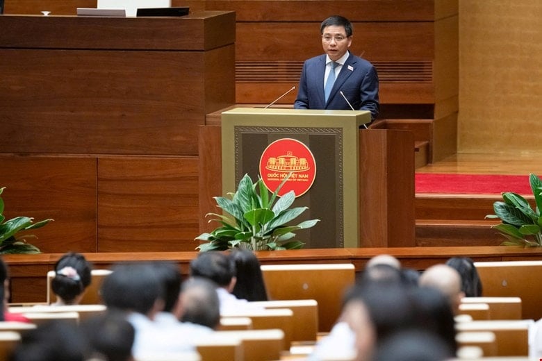Bộ trưởng Bộ Tài chính Nguyễn Văn Thắng thừa ủy quyền của Thủ tướng Chính phủ trình bày Tờ trình và dự thảo Nghị quyết. Ảnh: Quochoi.vn