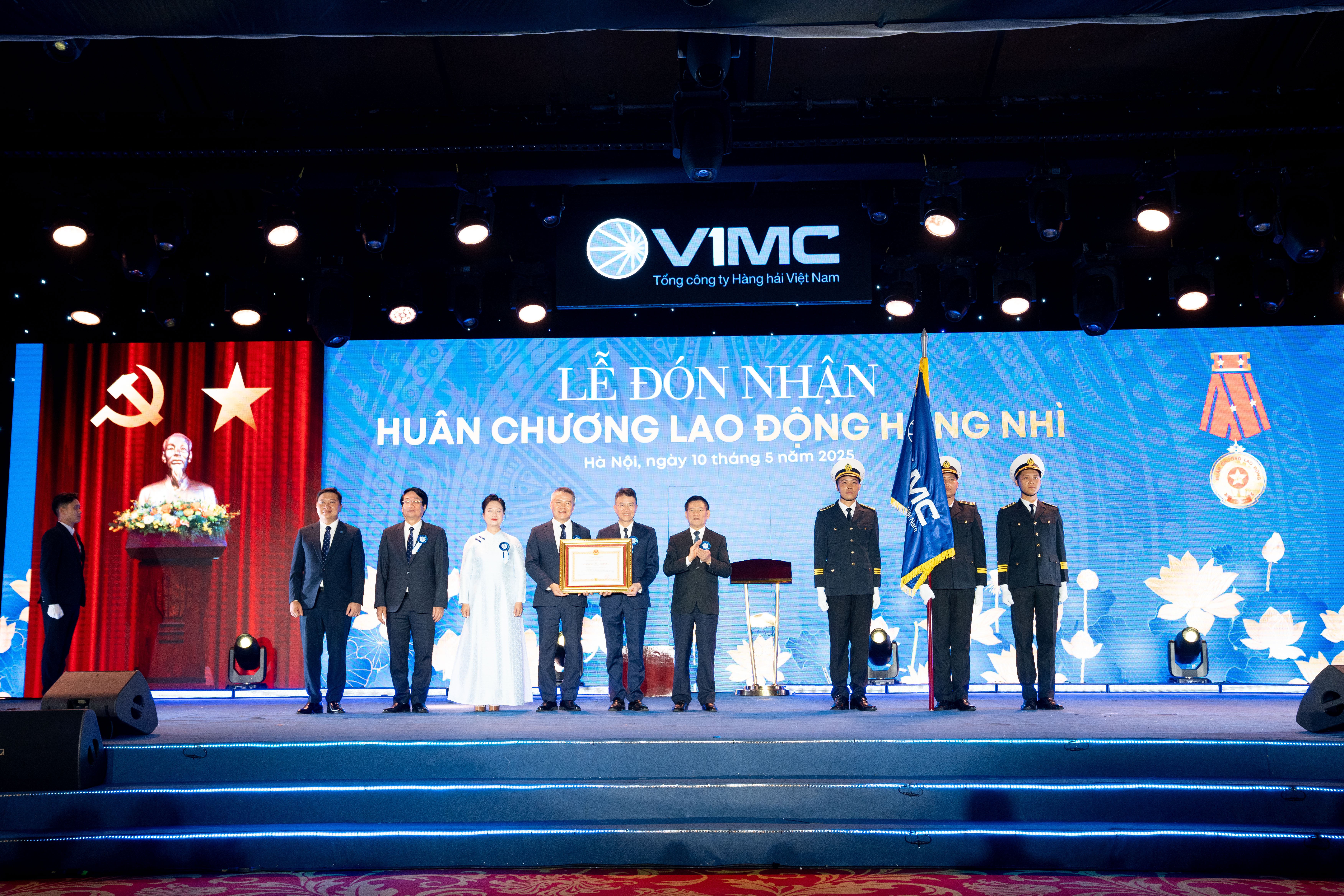 Le vice-Premier ministre Ho Duc Phoc a décerné la médaille du travail de deuxième classe à la compagnie maritime nationale du Vietnam.