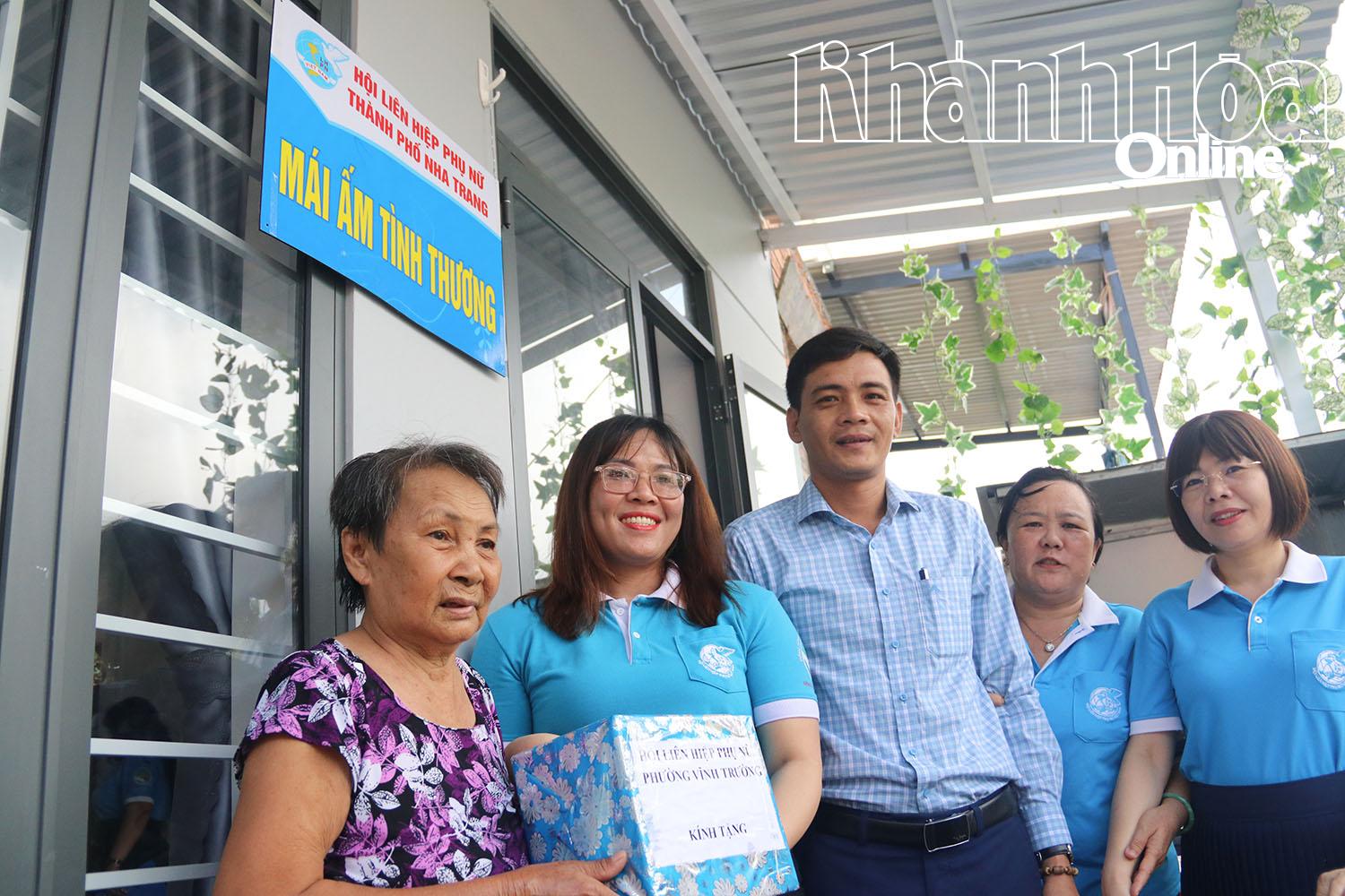 Hội LHPN phường Vĩnh Trường tặng  quà cho gia đình bà Hữu.