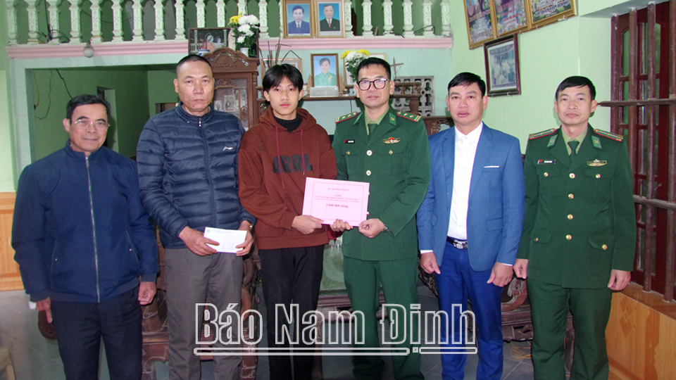 Đồn Biên phòng Văn Lý tặng quà cho học sinh có hoàn cảnh khó khăn trong Chương trình “Nâng bước em đến trường - Con nuôn Đồn Biên phòng”.