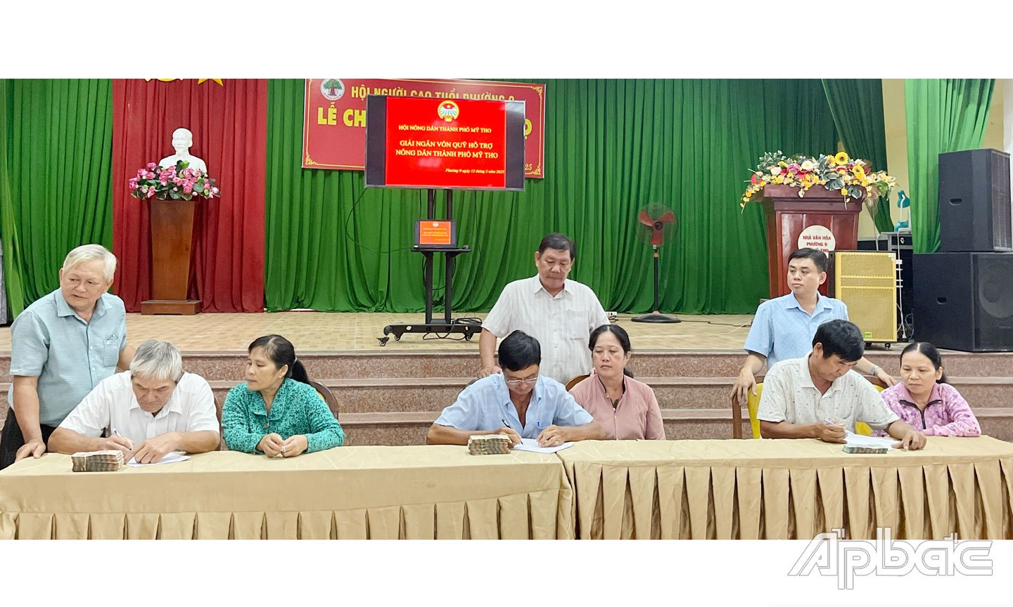 Hội Nông dân TP. Mỹ Tho giải ngân vốn cho 06 hộ hội viên nông dân phường 9. 