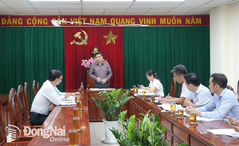 Phó chủ tịch UBND tỉnh Hồ Văn Hà phát biểu ý kiến tại buổi làm việc. Ảnh: Phạm Tùng