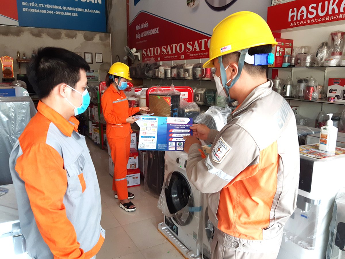 Nhân viên Điện lực phổ biến, tuyên truyền đến các khách hàng có sản lượng điện tiêu thụ cao, cam kết cắt giảm phụ tải trong mùa nắng nóng.
