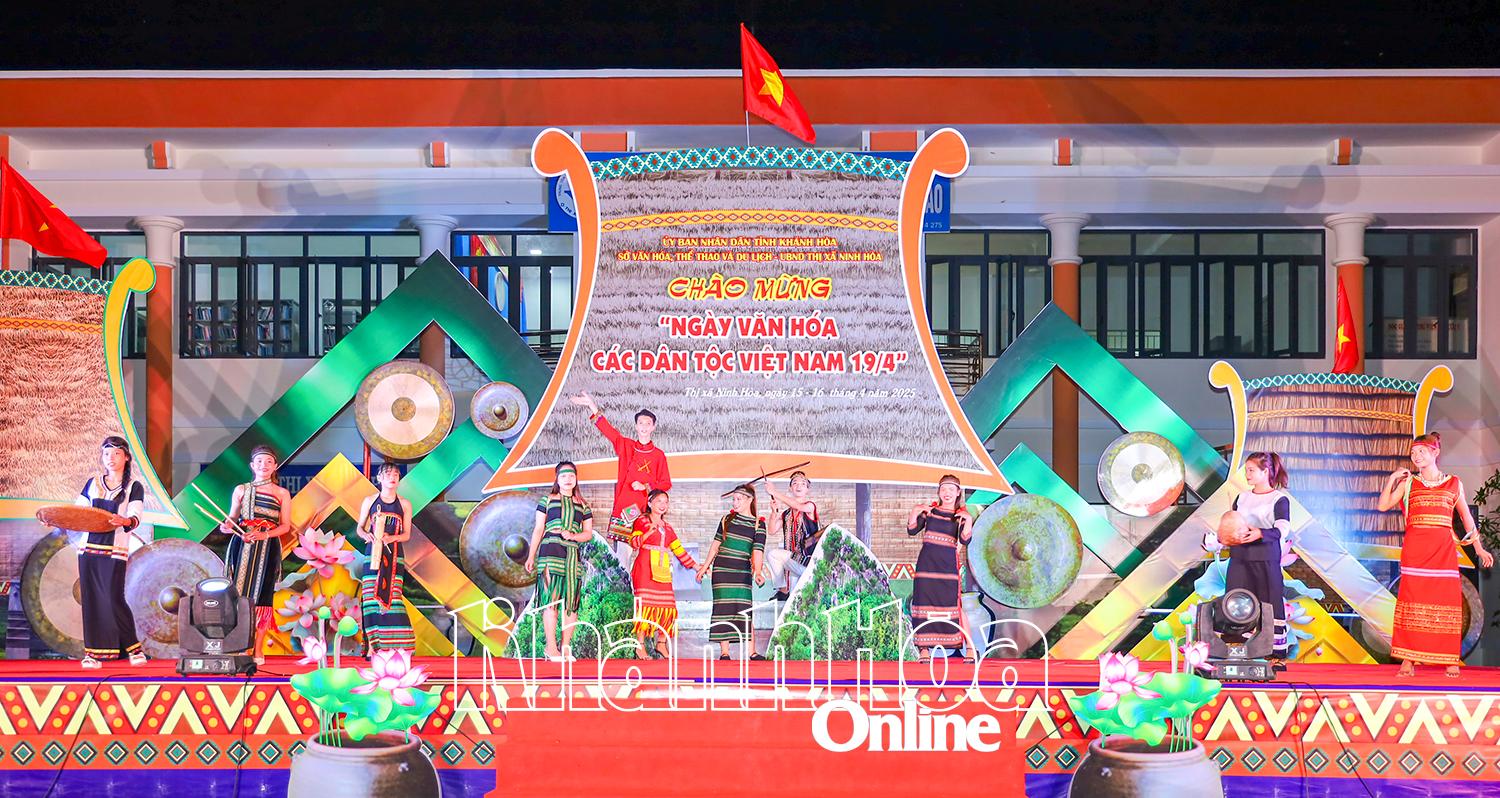 Tiết mục biểu diễn nghệ thuật truyền thống của đội văn nghệ quần chúng huyện Khánh Sơn tại Ngày Văn hóa các dân tộc Việt Nam trên địa bàn tỉnh năm 2025.