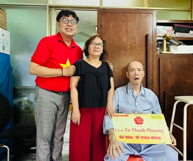 Ca sĩ Tô Thanh Phương xúc động đón nhận món quà từ chương trình "Mai Vàng tri ân" - Ảnh 2.