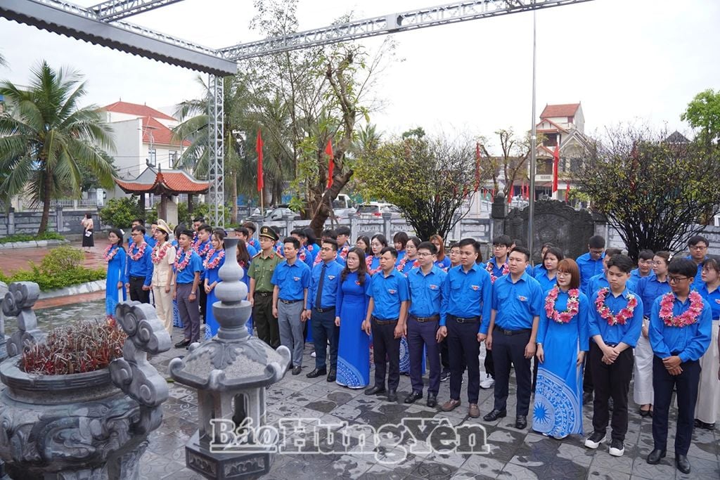 សមាជិកសម្ព័ន្ធយុវជនខេត្ត Hung Yen អុជធូបនៅវិមានអនុស្សាវរីយ៍លោកស្រី Hoang Thi Loan
