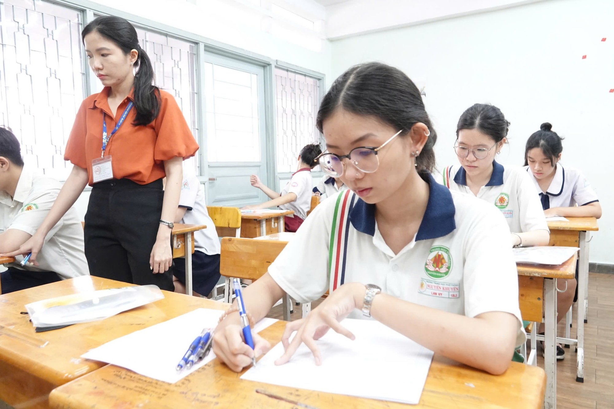 Địa phương ra đề thi: Tự chủ thi tốt nghiệp THPT và những cơ hội mới - Ảnh 1.