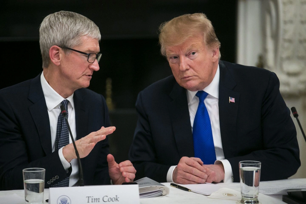 Ông Trump nói gì với Tim Cook khi đạt được thỏa thuận thuế với Trung Quốc? - 1
