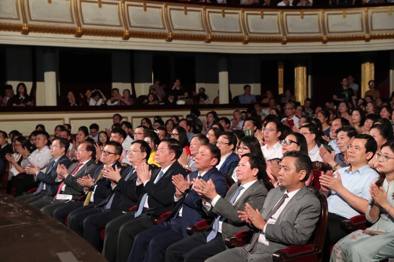Tái hiện cuộc đời, sự nghiệp vĩ đại của Bác trong chương trình “Quà tháng 5 dâng Người” -0