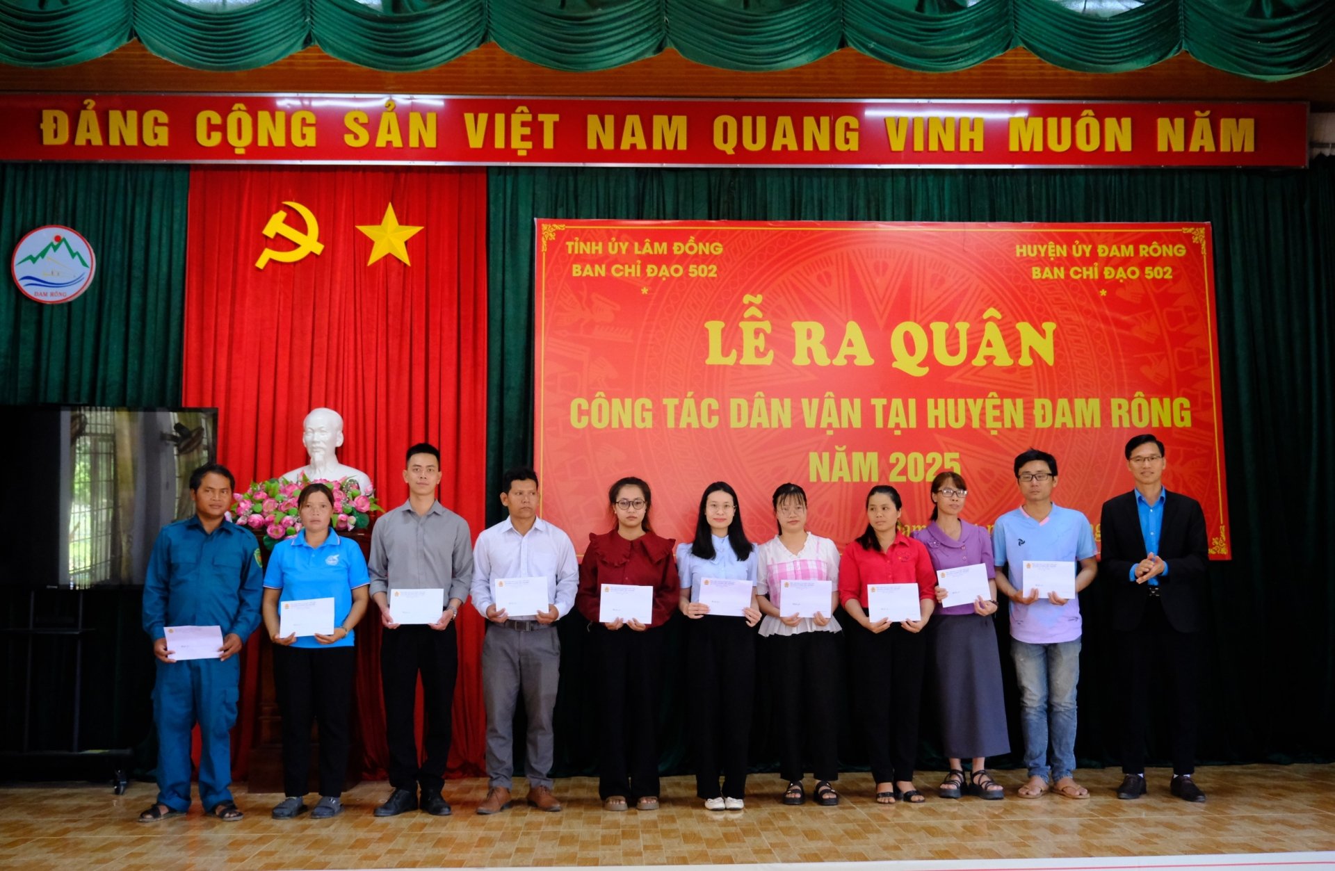 Liên đoàn Lao động tỉnh hỗ trợ 1 căn nhà Mái ấm công đoàn với số tiền 50 triệu đồng và trao tặng 10 phần quà, mỗi phần trị giá 500 nghìn đồng cho công nhân, người lao động có hoàn cảnh khó khăn.