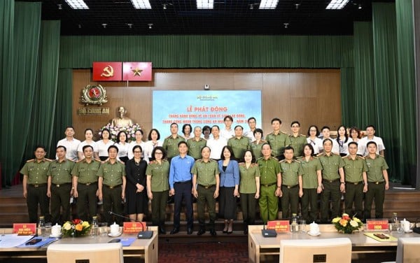Thứ trưởng Đặng Hồng Đức và các đại biểu dự lễ phát động.
