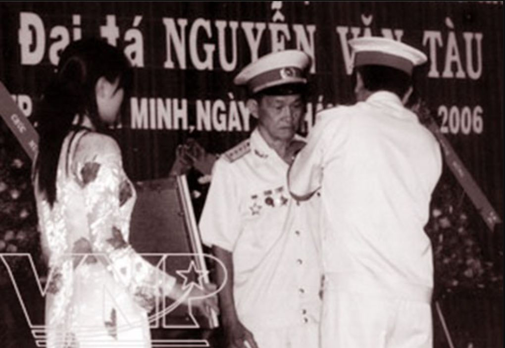 Sau ngày đất nước thống nhất, ông tiếp tục cống hiến trong giai đoạn bảo vệ biên giới phía Bắc và thực hiện nghĩa vụ quốc tế tại Campuchia. Ông Tư Cang về hưu năm 1980, được xếp thương binh hạng 2/4. Ông được phong Anh hùng Lực lượng vũ trang Nhân dân năm 2006.