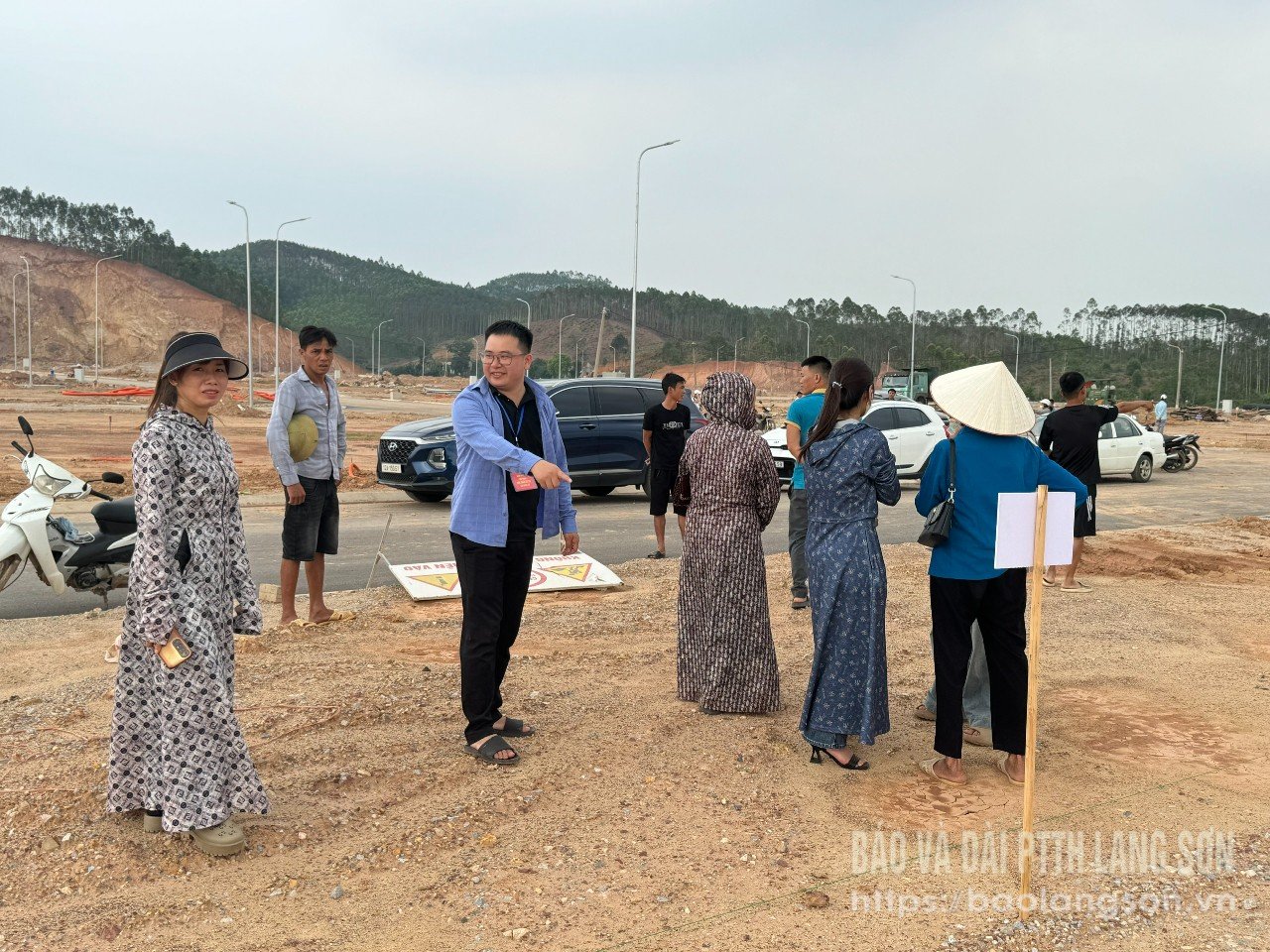 Các hộ khảo sát thực tế ô đất tái định cư sau khi hoàn thành bốc thăm