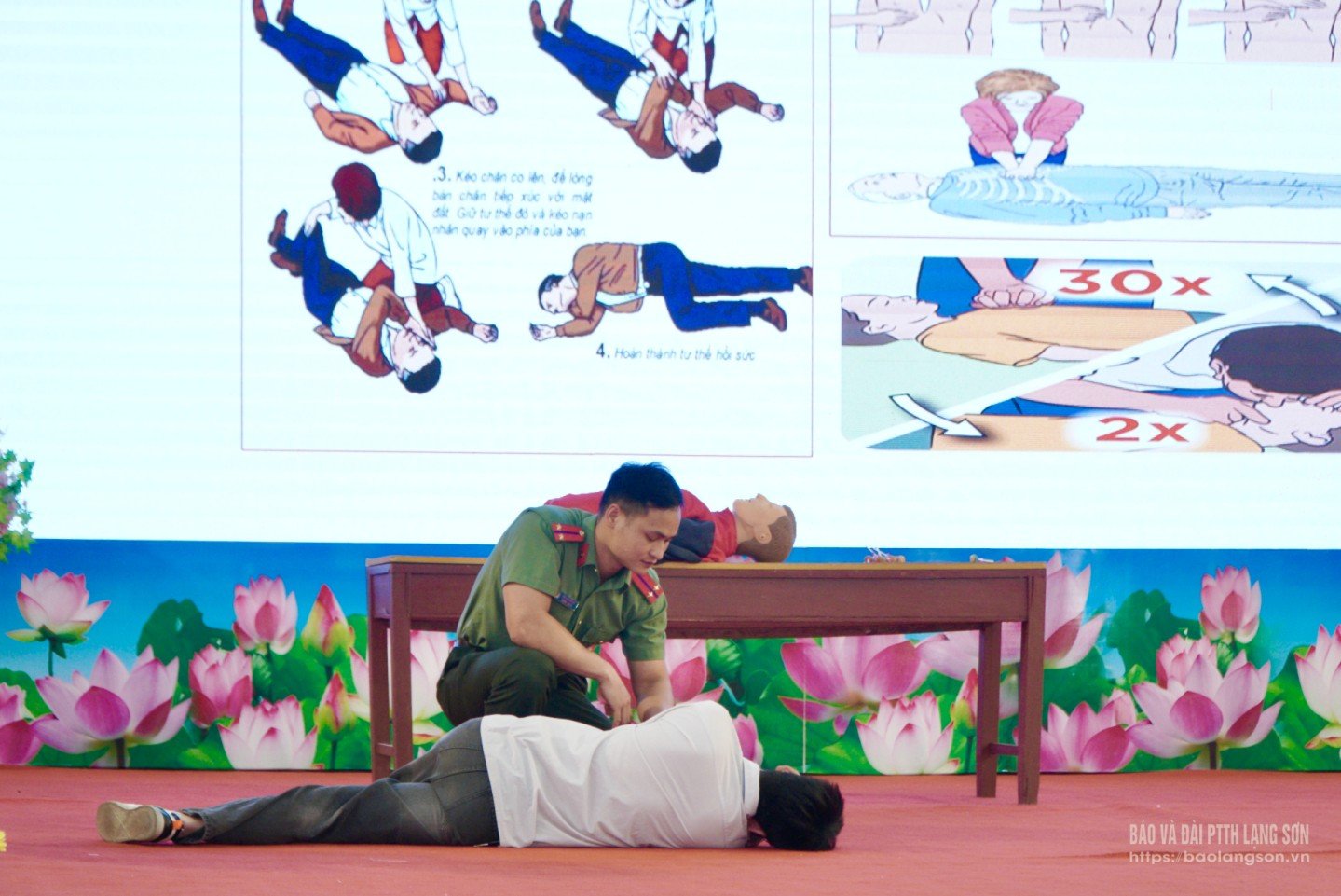 Cán bộ Bệnh xá Công an tỉnh hướng dẫn học sinh thực hiện tư thế an toàn trong cấp cứu nạn nhân đuối nước