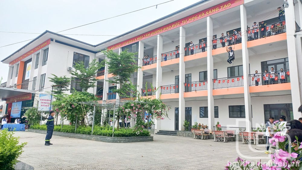 Học sinh trải nghiệm, thực hành phương án đu dây thoát nạn.