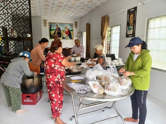 Những hộp cơm nghĩa tình - Ảnh 1.