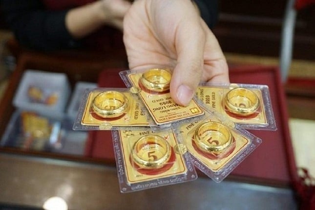 Giá vàng nhẫn thấp hơn vàng miếng SJC từ 2 - 5 triệu đồng/lượng, tuỳ từng thương hiệu.