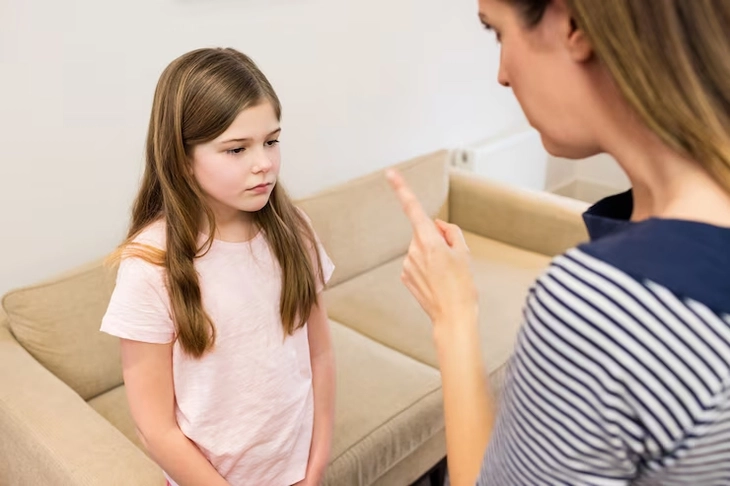親の叱責は子どもの心理に生涯付きまとう - 写真 1。