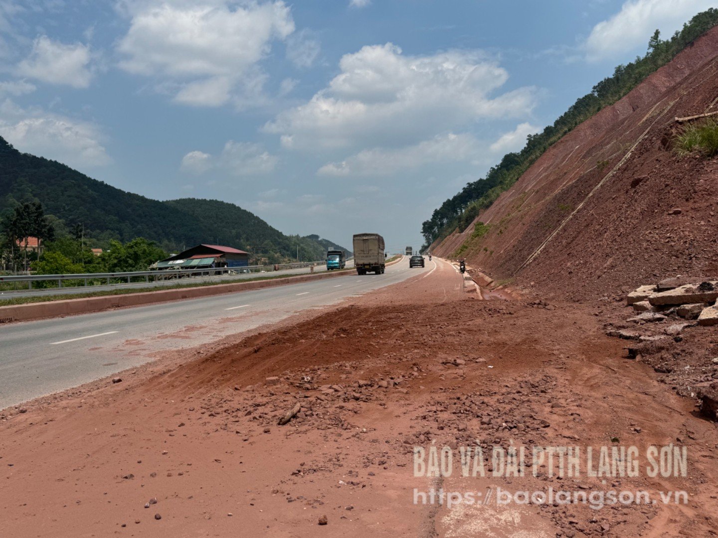 Đất đá chèn lấp khiến mặt đường bị thu hẹp, cản trở giao thông trên tuyến quốc lộ 4B