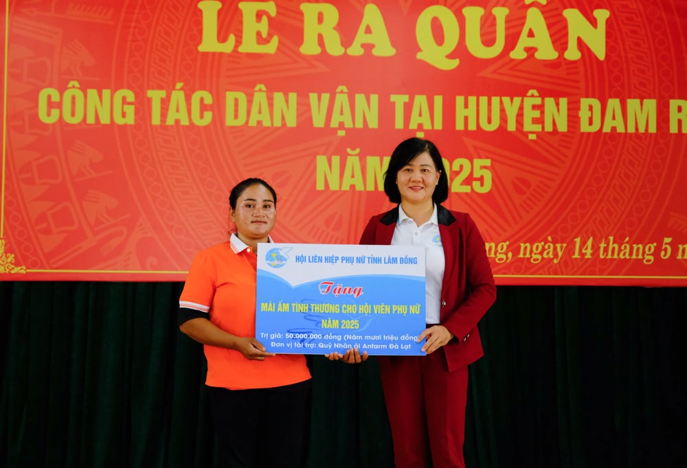 Hội Liên hiệp Phụ nữ tỉnh trao tặng 1 Mái ấm tình thương với số tiền 50 triệu đồng