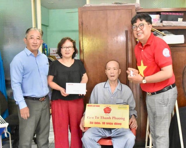 Ca sĩ Tô Thanh Phương xúc động đón nhận món quà từ chương trình "Mai Vàng tri ân" - Ảnh 1.