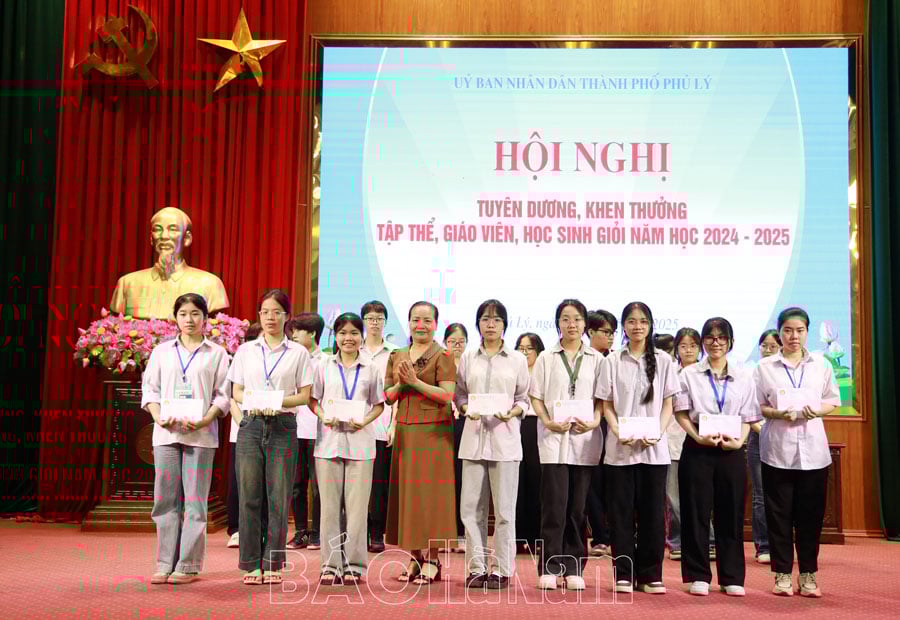 Thành phố Phủ Lý tuyên dương giáo viên học sinh giỏi năm học 2024  2025