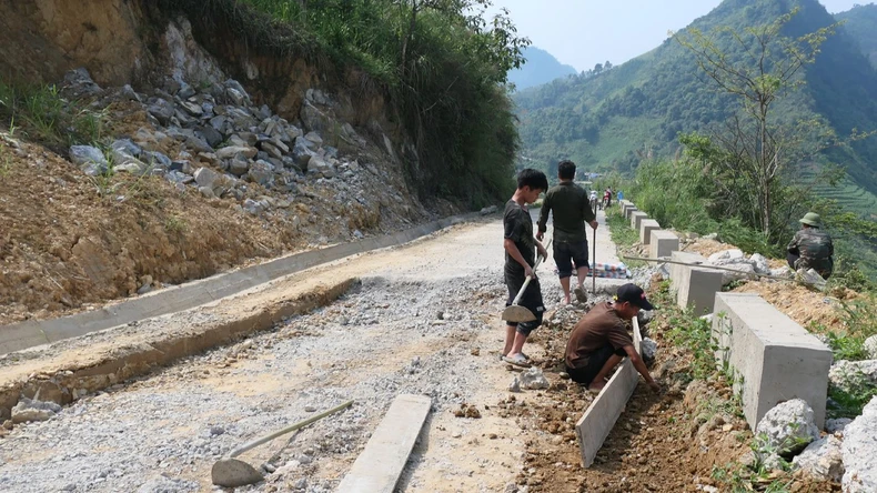 Quản Bạ khẩn trương tu sửa tuyến đường xuống cấp sau gần một năm sử dụng ảnh 1