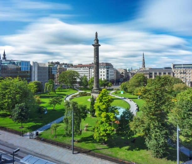 quang-truong-saint-andrew-trai-tim-cua-edinburgh.webp